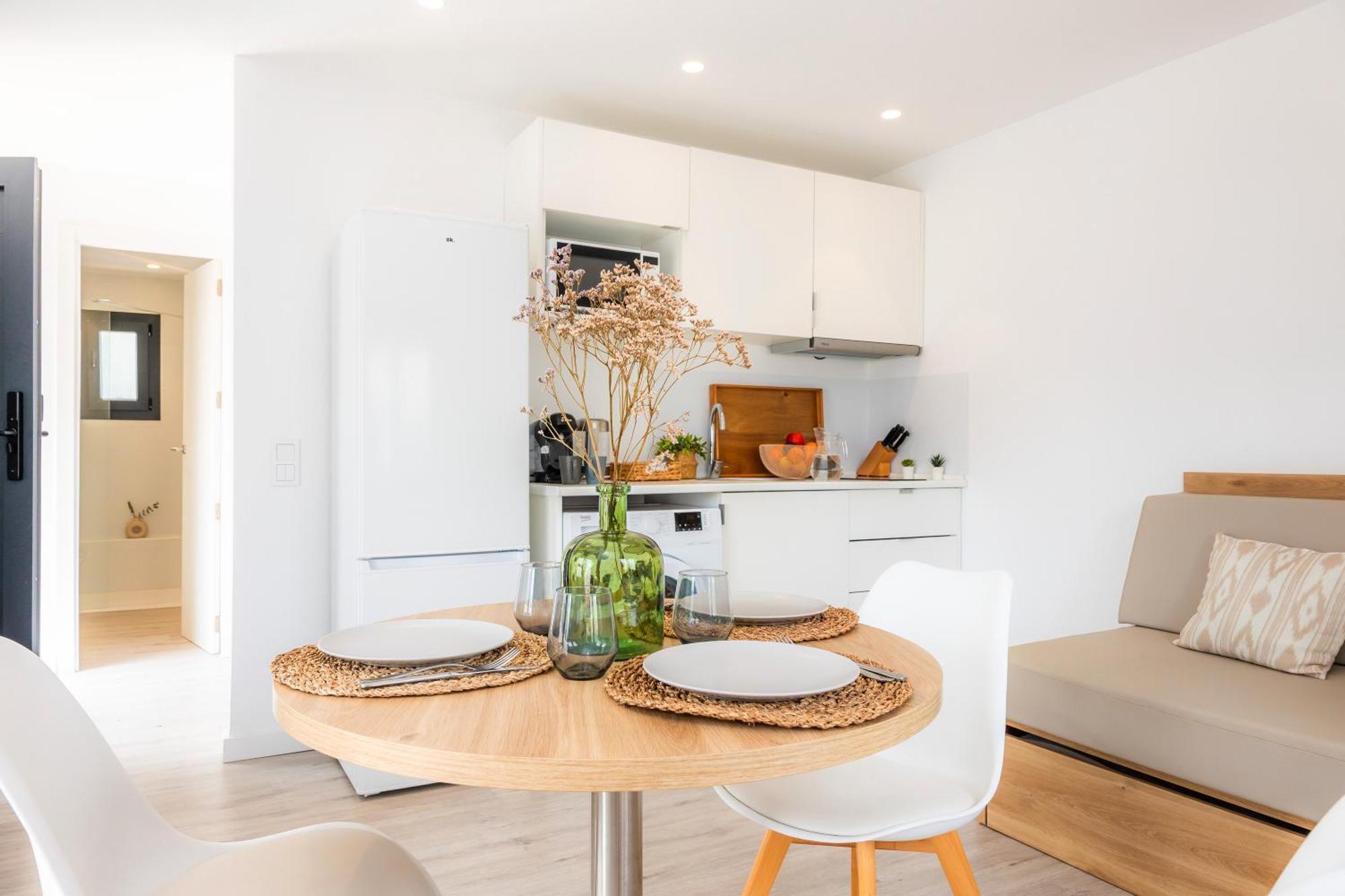 White 3 Apartment *